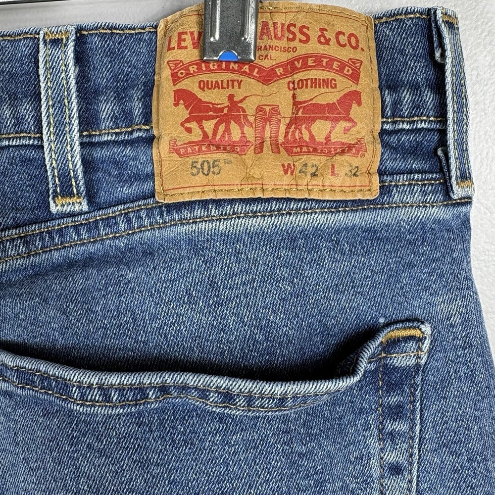 Levi's 505 Men's‎ 42x32 Dark Wash Blue Straight Leg Regular Fit Denim Jeans - Picture 3 of 6